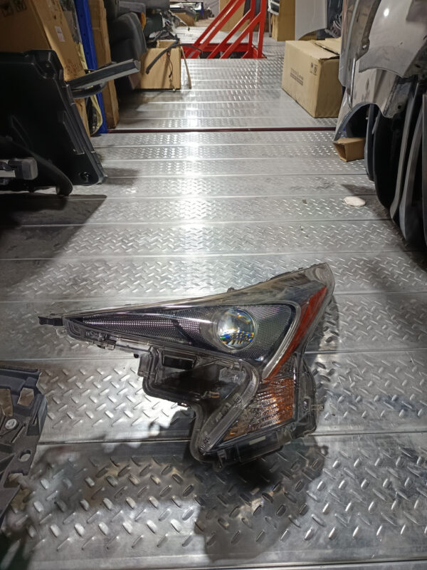 Toyota Prius Head Light LH 9/10