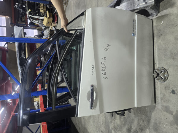 Nissan Serena Door RH