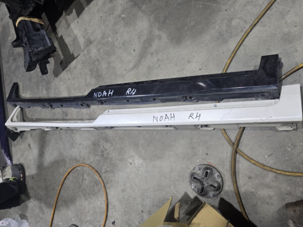 Toyota Noah Side Skirt RH